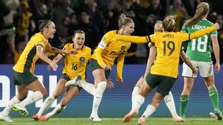 Steph Catley de Australia, celebra después de marcar el primer gol durante el partido de fútbol de la Copa Mundial Femenina entre Australia e Irlanda en el Estadio Australia en Sydney, Australia, el jueves 20 de julio de 2023. (Foto AP/Mark Baker)