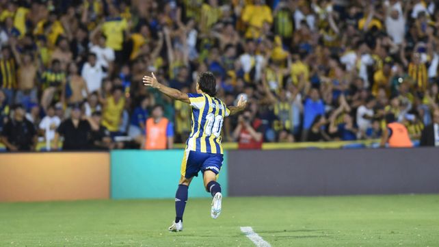 Malcorra corre hacia una de las tribunas a celebrar el gol que anotó de penal, el de la victoria contra Godoy Cruz.