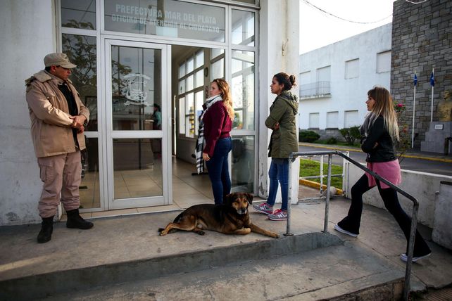 Familiares y las parejas de los tripulantes llegan al edificio de la Prefectura Naval.