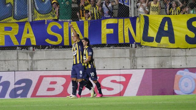 Tobías Cervera celebra su gol, el que le dio al canalla la posibilidad de sumar de a tres, después de un duro traspié.