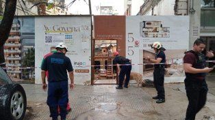 Una mujer de 75 años falleció este jueves cuando se derrumbó su vivienda lindera a una obra en construcción.