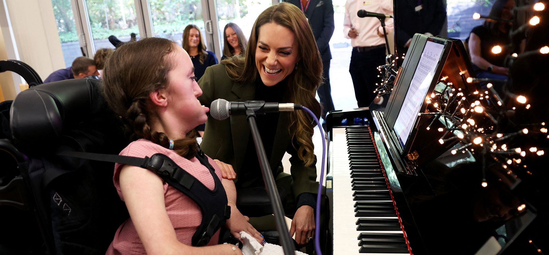 Kate, princesa de Gales, se reúne con Charlotte Freegard durante una sesión de musicoterapia en el centro de cuidados paliativos pediátricos «The Treehouse», en el marco de una visita para conocer la atención y el apoyo que brinda la organización EACH, en Ipswich, Inglaterra, el jueves 22 de octubre de 2026. (Chris Radburn/Pool Photo vía AP)