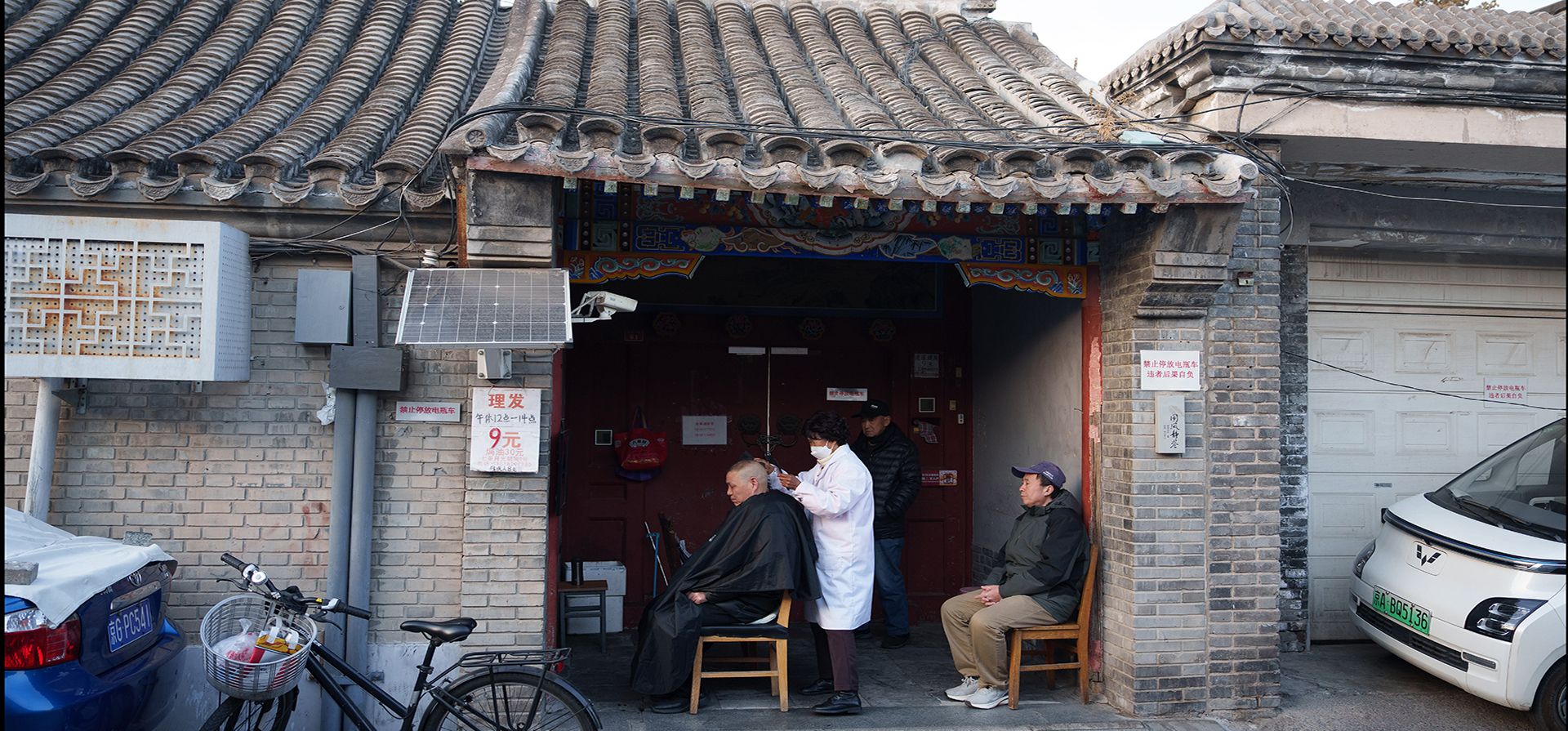 Residentes se cortan el pelo en el patio de un hutong en Pekín, China, el jueves 12 de febrero de 2026. (Foto AP/Vincent Thian) Residentes se cortan el pelo en el patio de un hutong en Pekín, China, el jueves 12 de febrero de 2026. (Foto AP/Vincent Thian)