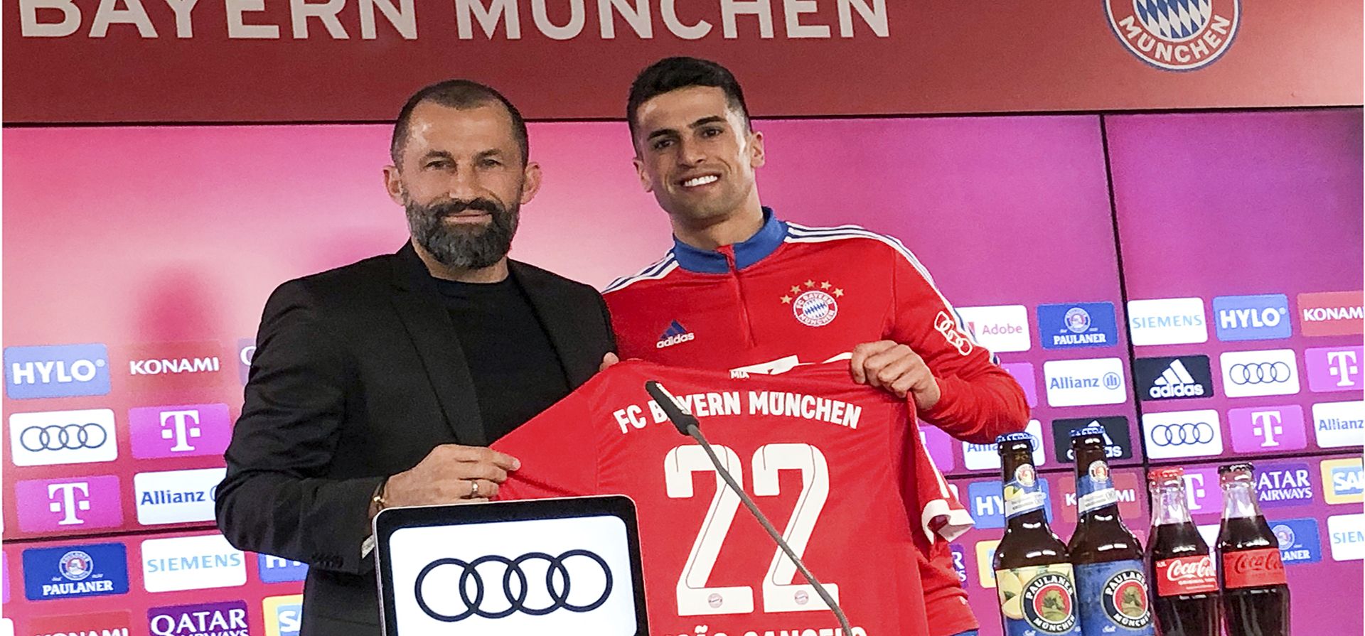 Hasan Salihamidzic, izquierda, director deportivo del FC Bayern Munich, presenta al nuevo fichaje, Joao Cancelo, en una conferencia de prensa en Munich, Alemania, el martes 31 de enero de 2023. (Christian Kunz/dpa vía AP)