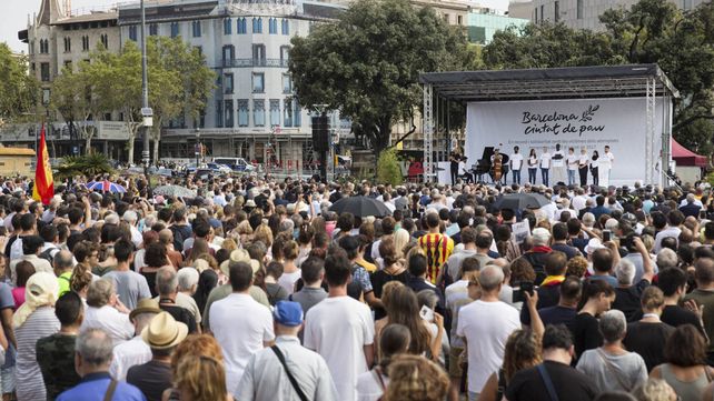 Homenajes a las víctimas en el aniversario de los atentados en Barcelona