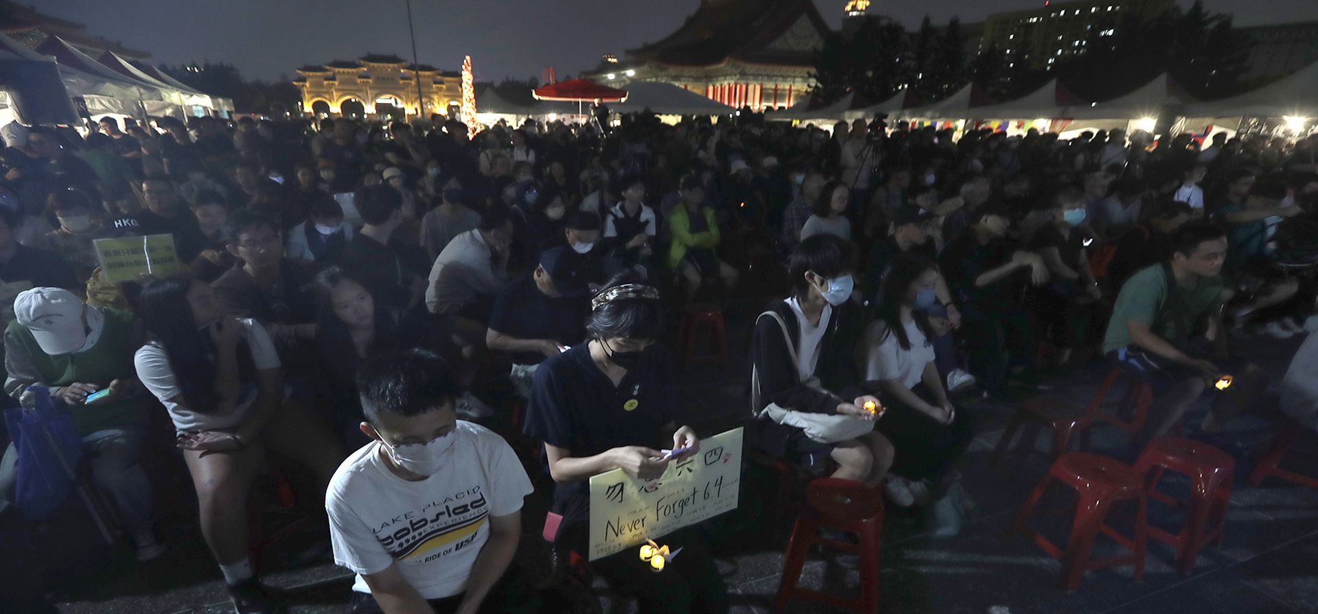 Participantes asisten a una vigilia con velas en la Plaza de la Democracia para conmemorar el 36.º aniversario de la represión militar china contra el movimiento prodemocrático en la Plaza de Tiananmén de Pekín, en Taipéi, Taiwán, el miércoles 4 de junio de 2025. (Foto AP/Chiang Ying-ying) Participantes asisten a una vigilia con velas en la Plaza de la Democracia para conmemorar el 36.º aniversario de la represión militar china contra el movimiento prodemocrático en la Plaza de Tiananmén de Pekín, en Taipéi, Taiwán, el miércoles 4 de junio de 2025. (Foto AP/Chiang Ying-ying)