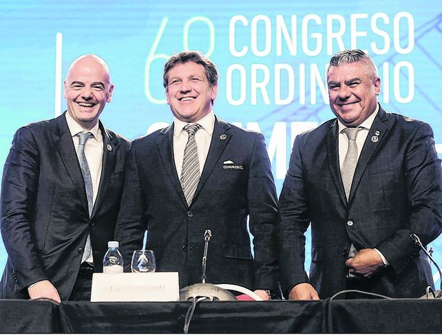 Trío dirigencial. Infantino, de Fifa; Domínguez, de Conmebol, y Tapia, de la AFA.