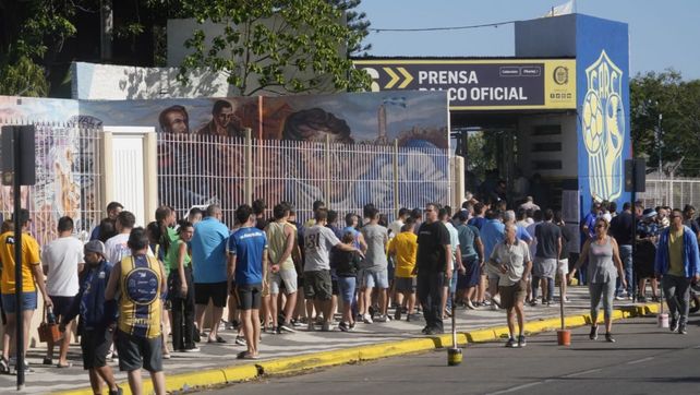 Los canallas, en la cola para ingresar a votar en las 69 mesas habilitadas.