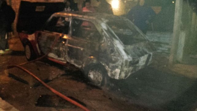 Destrozado. Por el fuego no quedó nada dentro del auto.