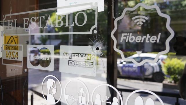 Impacto de bala en la puerta del establecimiento de Pellegrini al 1700 tras los disparos en la que resultó herido un mozo. 