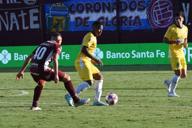 Jaminton Campaz hizo su debut en Central e ingresó justamente por el lesionado Jhonatan Candia.