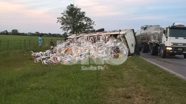 Volcó un semi remolque en la ruta 11 a la altura de Videla