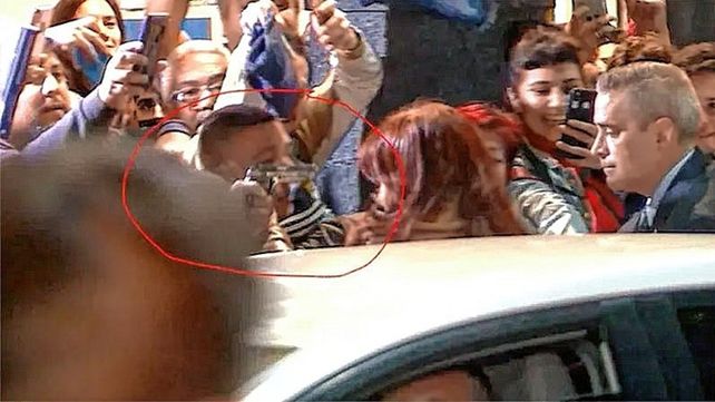 El momento en que el hombre apunta contra Cristina Kirchner.