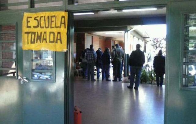 El directivo fue separado del cargo porque había expulsado a tres alumnos que le robaron la moto a otro estudiante