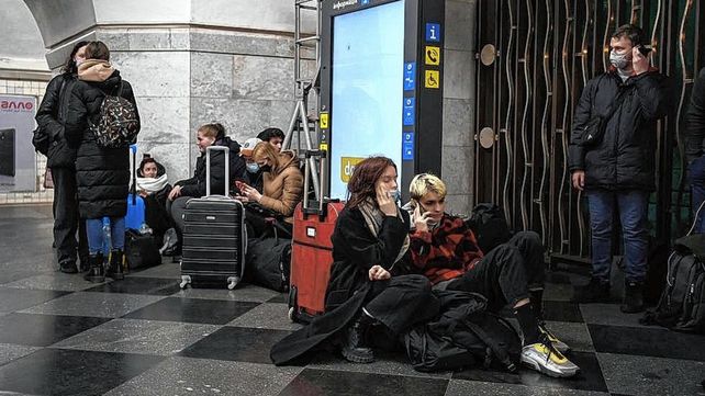 Las personas se empiezan a desplazar ante el ataque a Ucrania y la Acnur advierte que más de 100.000 ya se fueron de sus hogares