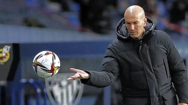 El francés Zinedine Zidane dio positivo de coronavirus y quedó al margen del Real Madrid. 