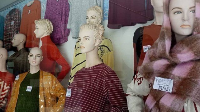 Con la llegada del frío los negocios de ropa esperan mejorar las ventas