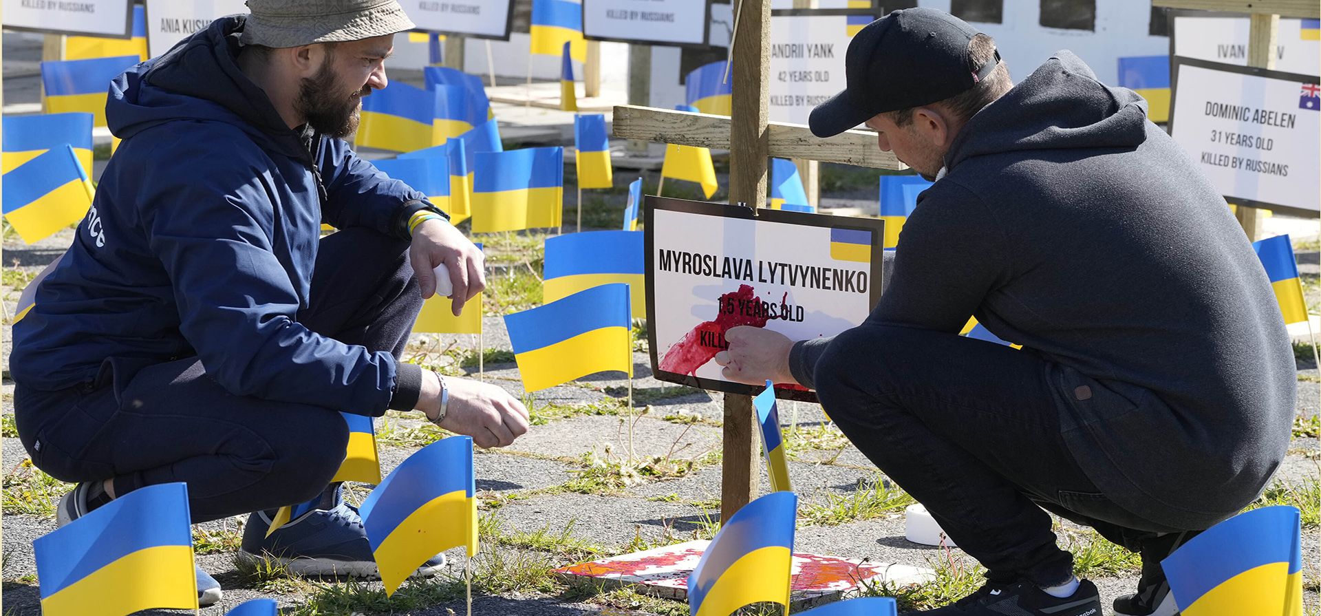Una gran instalación que representa las atrocidades rusas en Ucrania bloqueó el camino del embajador de Rusia en Polonia mientras buscaba el martes colocar una ofrenda floral en un memorial de Varsovia a los soldados soviéticos en el feriado del Día de la Victoria de Rusia. (Foto AP/Czarek Sokolowski)