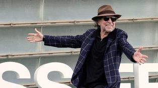 A sus 73 años, el cantante y compositor sigue activo y celebra su vida intensa y creativa.