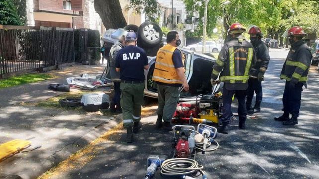 Paraná: Violento vuelco en la zona Parque Urquiza.&nbsp;Foto: Bomberos Voluntarios de Paraná.