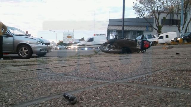 Un motociclista fue hospitalizado tras chocar contra un auto en Paraná