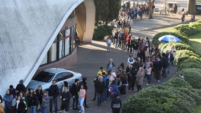 Espera. La gente formó una fila que rodeó el Planetario y llegó hasta calle Diario La Capital y Chacabuco.