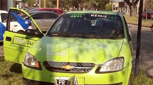Exconvicto robó un remis y lo chocó a pocas cuadras contra un cartel