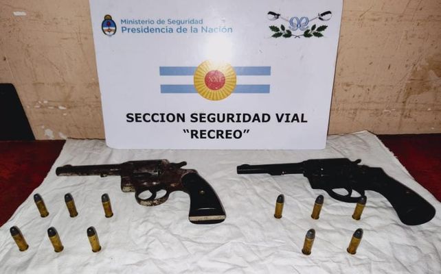 Detuvieron a dos muchachos en una moto con dos armas de guerra cargadas en la ruta provincial 70