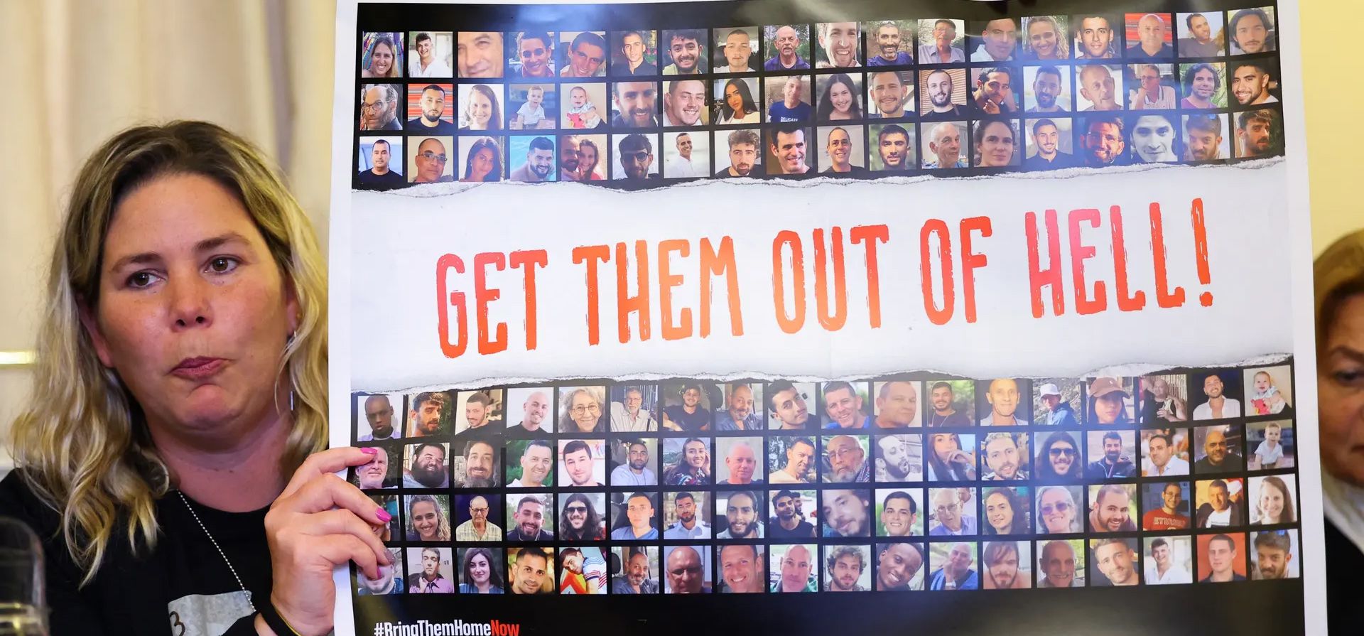 Inbal Zach, prima de Tal Shoham que está rehén de Hamás, sostiene un cartel pidiendo la liberación de los rehenes mientras habla con los medios de comunicación en la embajada de Israel en Londres. Fotografía: Toby Melville/Reuters Inbal Zach, prima de Tal Shoham que está rehén de Hamás, sostiene un cartel pidiendo la liberación de los rehenes mientras habla con los medios de comunicación en la embajada de Israel en Londres. Fotografía: Toby Melville/Reuters