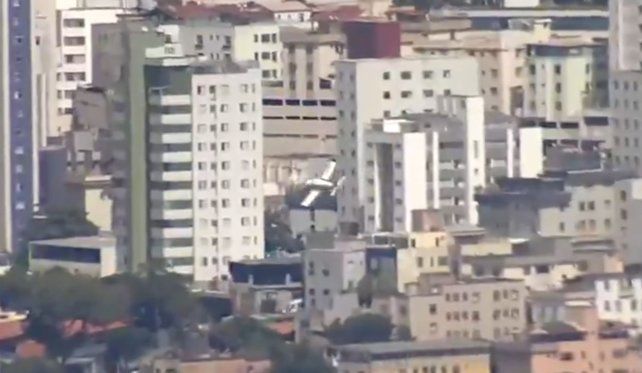 Un avión de pequeño porte se estrelló contra un edificio en Belo Horizonte