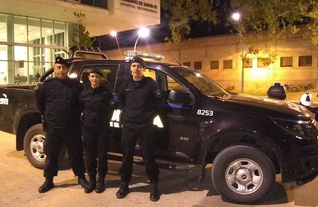 En la foto los efectivos que intervinieron en el auxilio: Néstor Sotelo