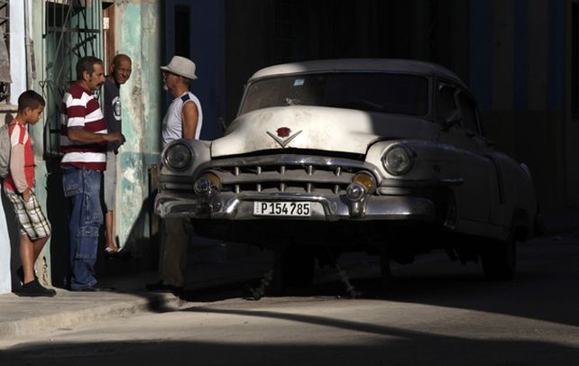 Tras el deshielo, asoma una nueva vida para los autos clásicos en Cuba