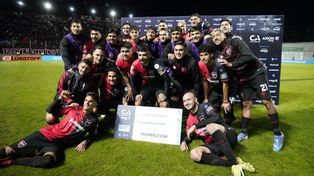 Los jugadores de Newells celebran la muy buena victoria conseguida ante Defensa y Justicia en San Nicolás. Sigue adelante en Copa Argentina.