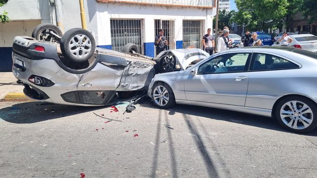 Impresionante accidente y vuelco en Avenida Urquiza: uno de los conductores tuvo que ser rescatado