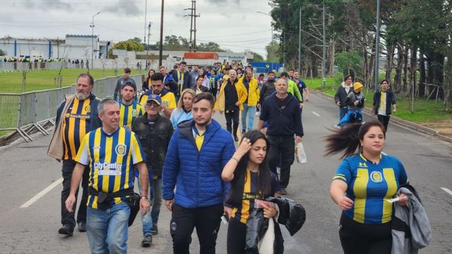 Los hinchas canallas ingresan al estadio de San Nicolás para esperar el inicio del partido por Copa Argentina ante Central Norte de Salta