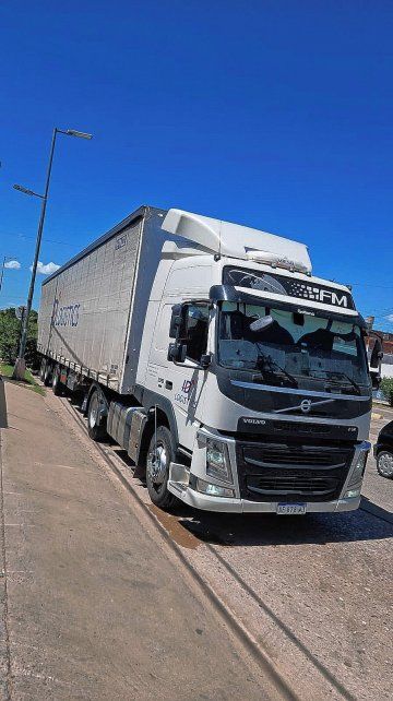 La Policía detuvo a un camionero que conducía un semirremolque ebrio en avenida Blas Parera y Castelli