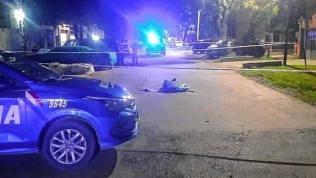 Zona oeste de Rosario: hallaron un cadáver con una nota que decía Si gana Milei va a haber más muerte. Zona oeste de Rosario: hallaron un cadáver con una nota que decía Si gana Milei va a haber más muerte.