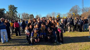 Godeken campeón. Martín Tonso junto a familiares y amigos tras la coronación en la Liga Interprovincial.