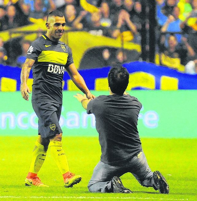 Reverencia. Un hincha se metió a la cancha para pedirle a Carlitos que no se vaya.