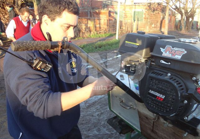 Instalación. Los rescatistas ajustan el motor a la embarcación que sirvió para asistir a los afectados. Gentileza/Agrupación de Búsqueda y Salvamento de Luján