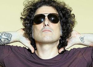 Calamaro generó polémica en las redes por compartir un video que parodia al feminismo