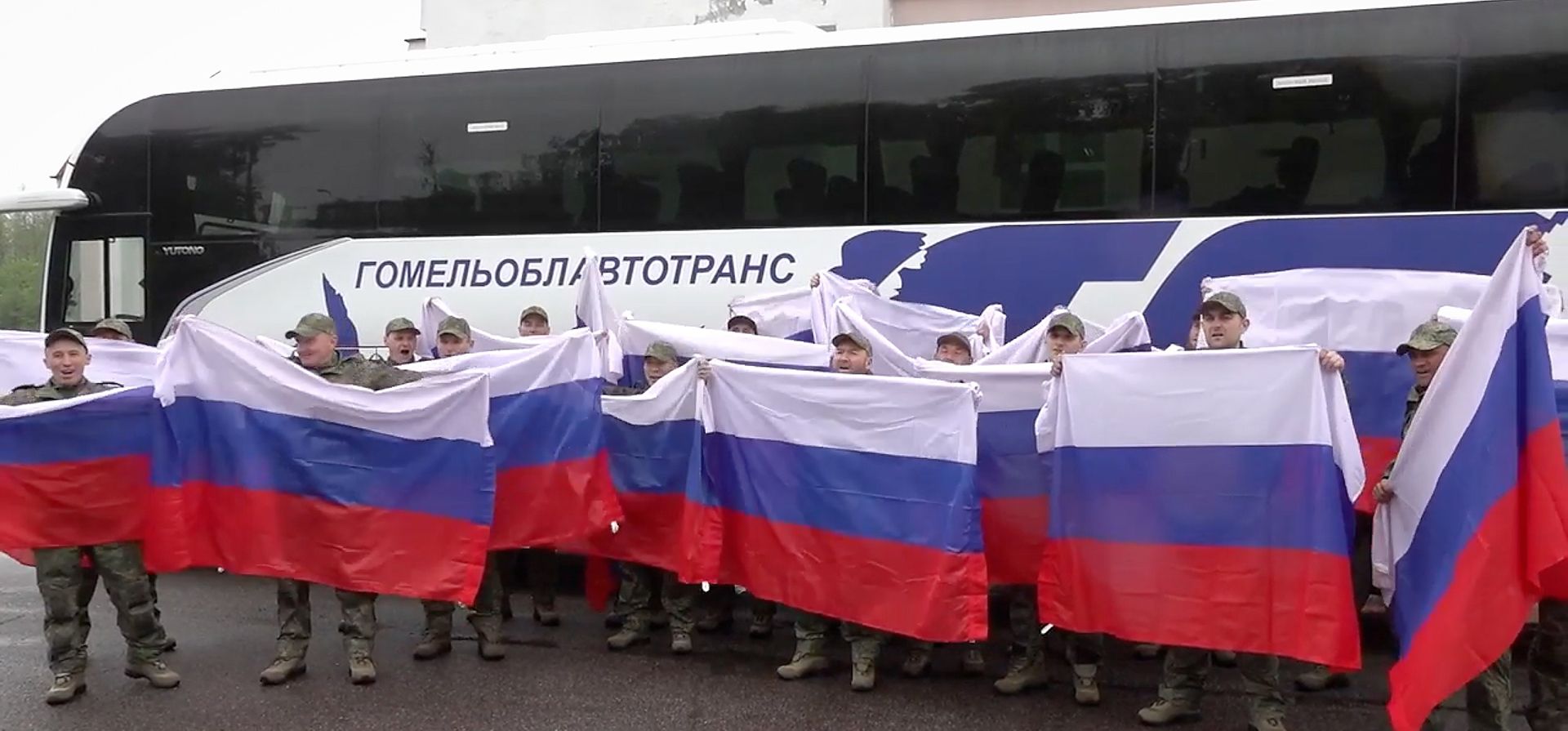 Militares rusos portan banderas tras su liberación del cautiverio, luego de un intercambio entre Rusia y Ucrania en la frontera ucraniano-bielorrusa, en Bielorrusia. (Foto del Servicio de Prensa del Ministerio de Defensa ruso vía AP) Militares rusos portan banderas tras su liberación del cautiverio, luego de un intercambio entre Rusia y Ucrania en la frontera ucraniano-bielorrusa, en Bielorrusia. (Foto del Servicio de Prensa del Ministerio de Defensa ruso vía AP)