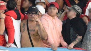 Cascarita Ramírez en cuero y Juancito Gómez con ropa oscura, de la barra canalla pasaron a la tribuna de Newells.&nbsp;