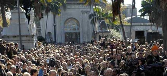Al paisito se le cae una l&aacute;grima, dijo Viglietti al homenajear a Benedetti