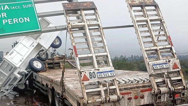 El camión cargador impactó con uno de los carteles de señalización vial en la Autovía 14.