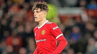El juvenil volante argentino Alejandro Garnacho, a los 17 años, debutó con la camiseta de Manchester United.