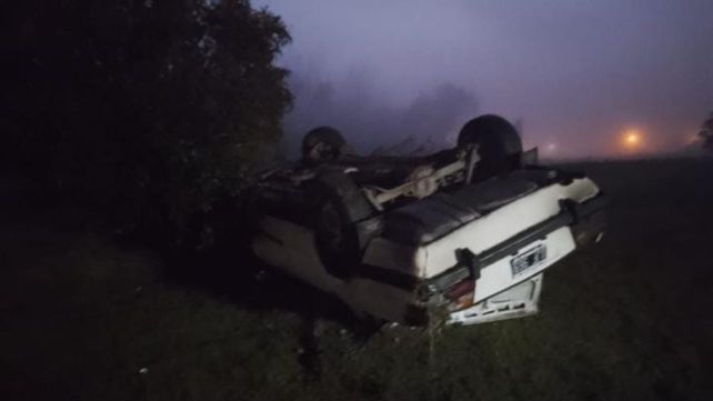 Roldán: impactante vuelco de un auto en la autopista a Córdoba