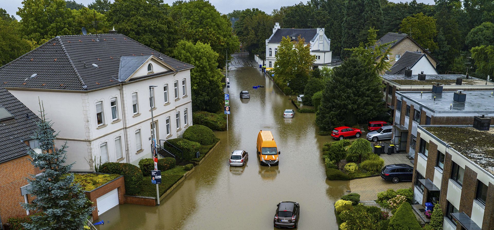 Autos parados entre las masas de agua en una calle inundada en Mönchengladbach-Rheydt, Alemania, el martes 9 de septiembre de 2025. (Christoph Reichwein/dpa vía AP) Autos parados entre las masas de agua en una calle inundada en Mönchengladbach-Rheydt, Alemania, el martes 9 de septiembre de 2025. (Christoph Reichwein/dpa vía AP)