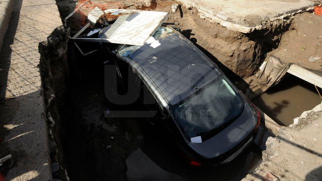 Otro auto cayó en la obra de desagües de Mariano Comas