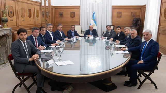 El gobernador Maximiliano Pullaro y el resto de los mandatarios de Juntos presentaron sus reclamos ante el jefe de Gabinete
